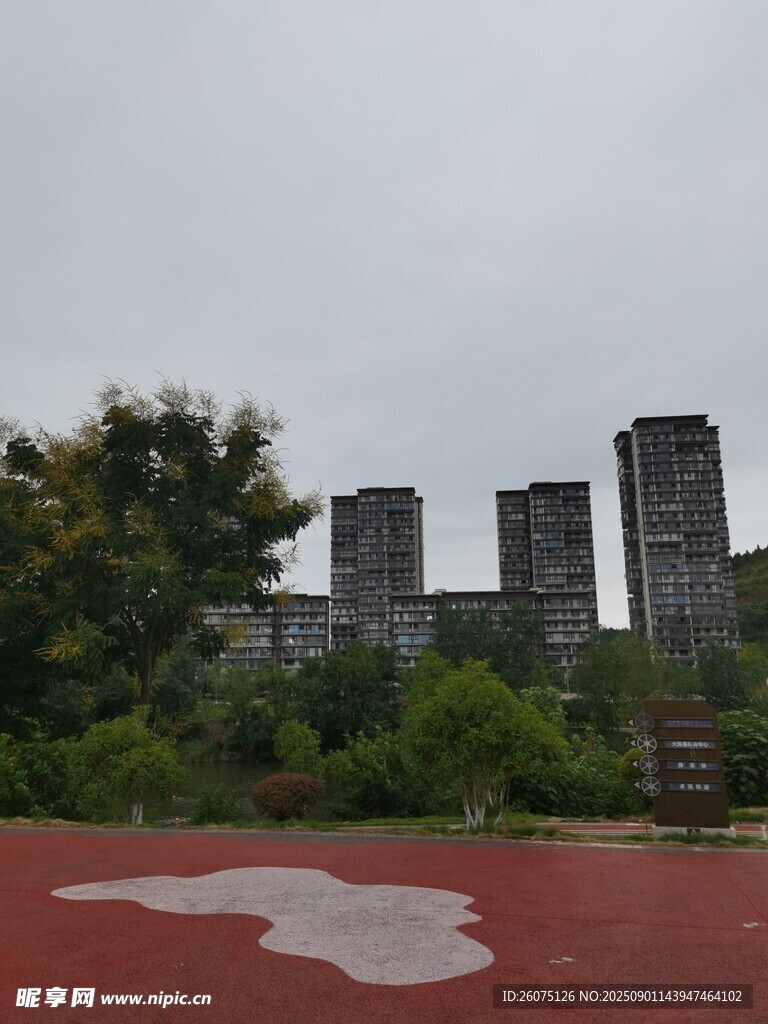 城市中带图案的红色场地