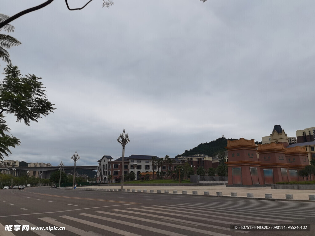 城市路口开阔景致