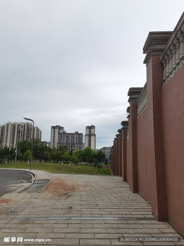 红色围墙旁的红砖步道风景