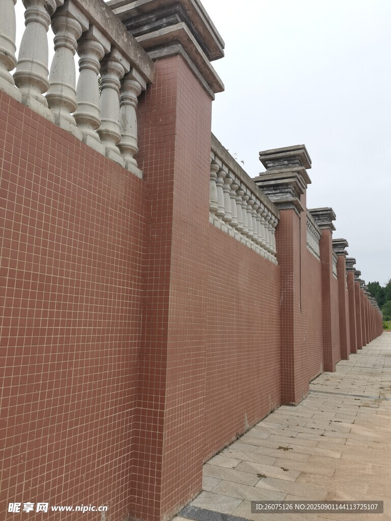 红砖围墙与石柱景观