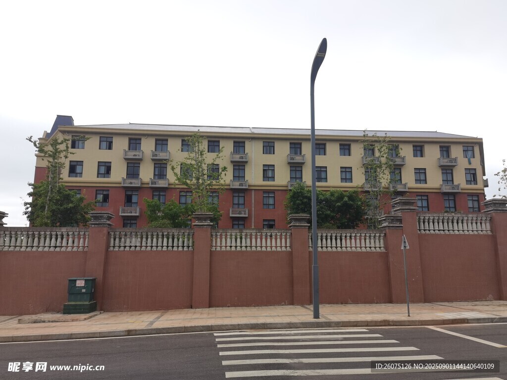 街边多层建筑外观