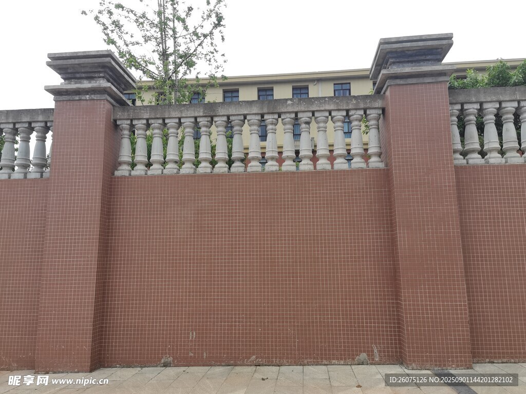 砖砌围栏配精致栏杆