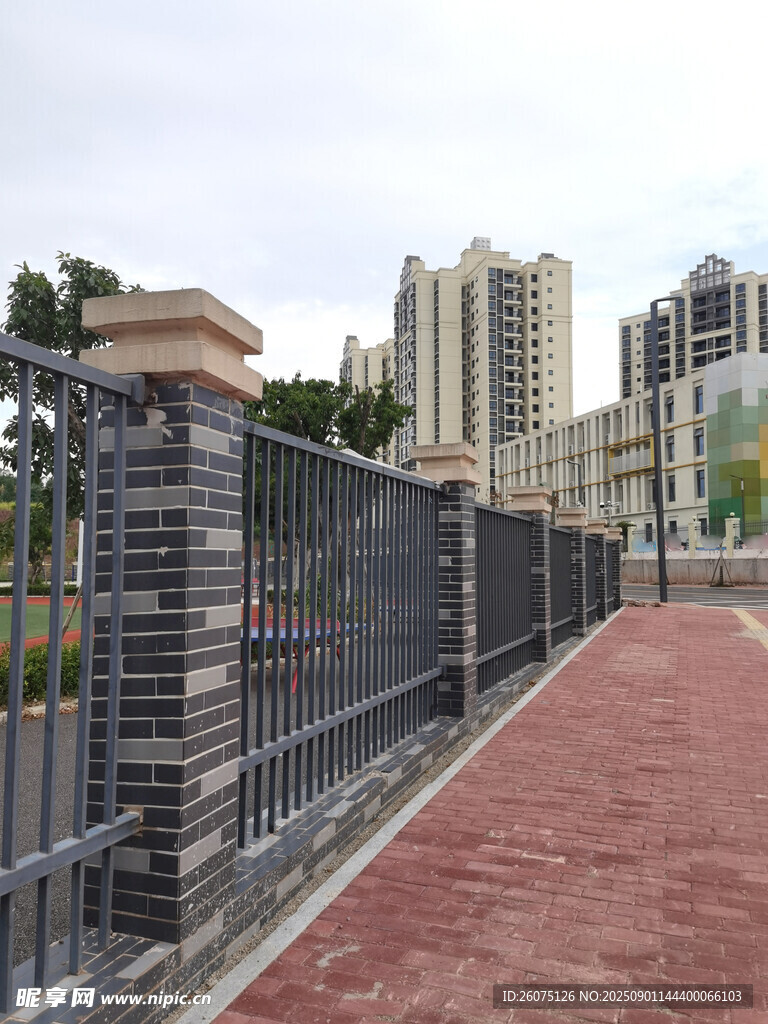 围栏下的红砖步道