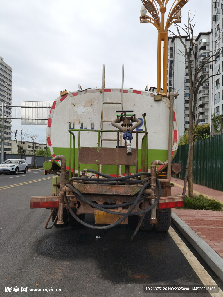 道路旁停放的洒水车