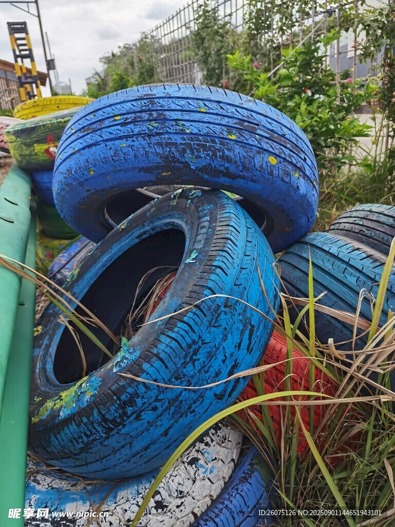 废旧轮胎堆色彩斑驳景象