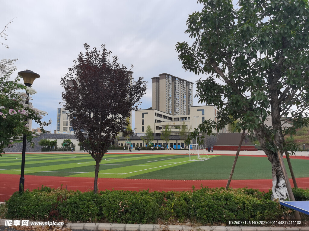 校园操场及周边风景