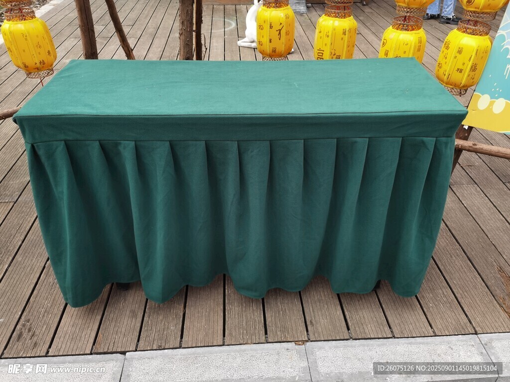 绿色桌布覆盖的户外桌子