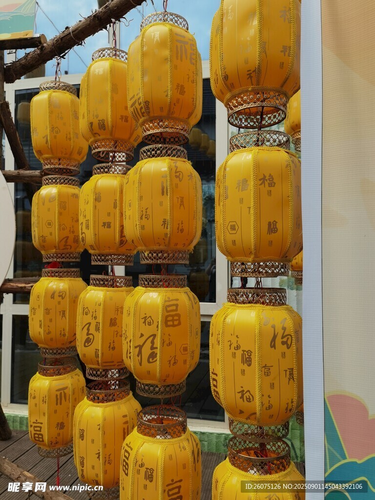 黄色灯笼整齐陈列