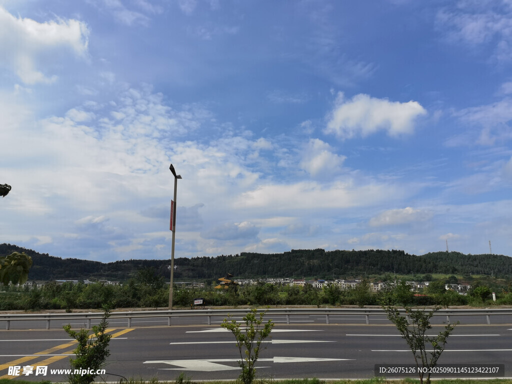 空旷道路与远处风景