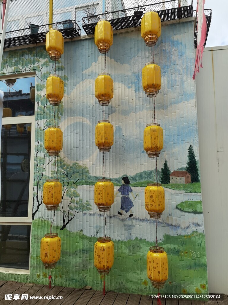 墙面装饰的黄色灯笼与壁画