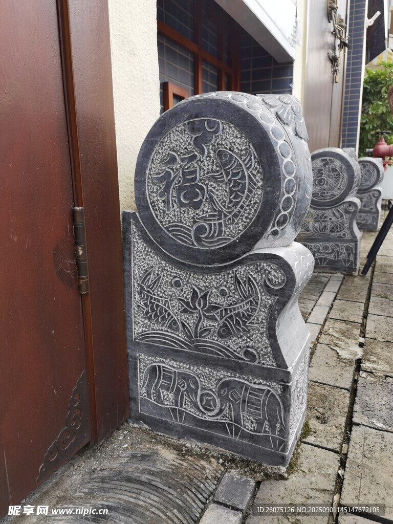 中式石雕门墩传统雕刻艺术展现