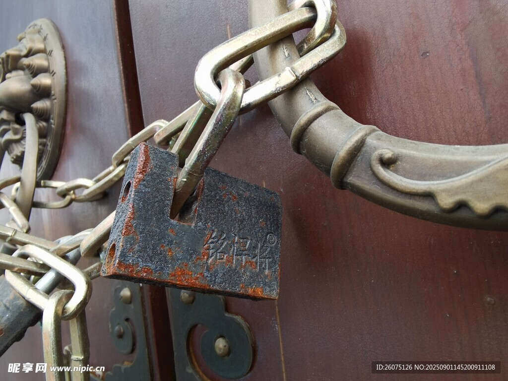 老旧门锁被铁链缠绕
