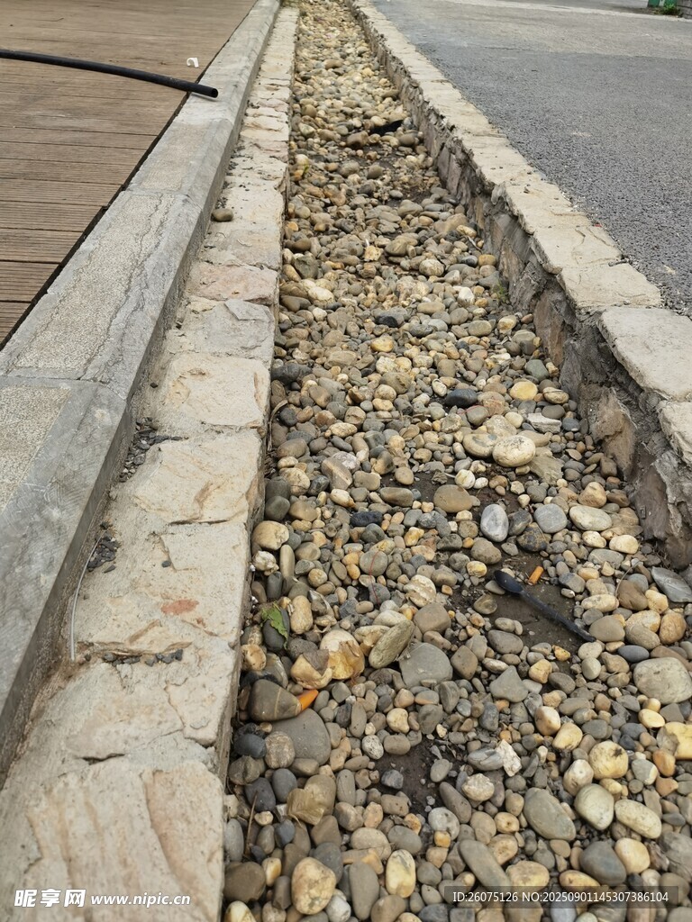 路边碎石景观带