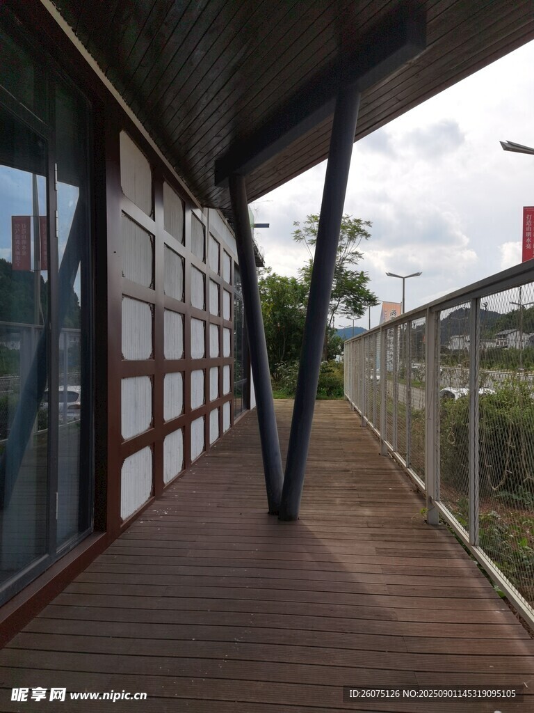 户外木质走廊与玻璃建筑