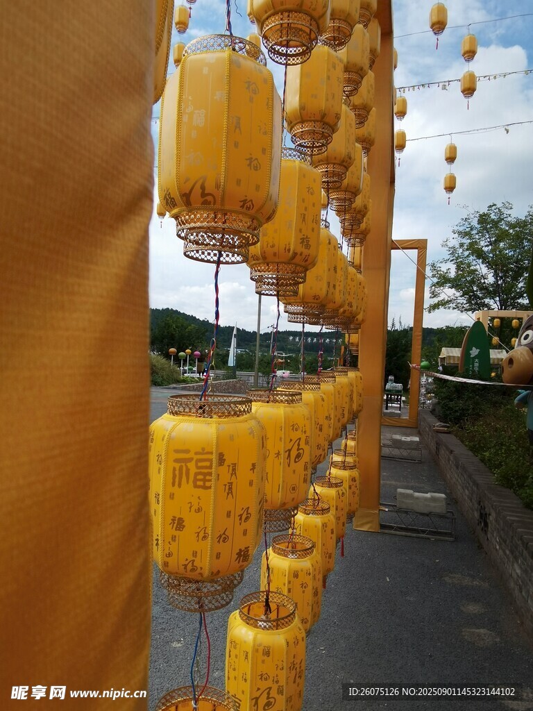 悬挂的黄色照明灯笼景观