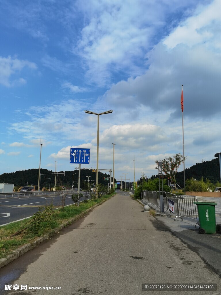 城市道路旁的开阔景象