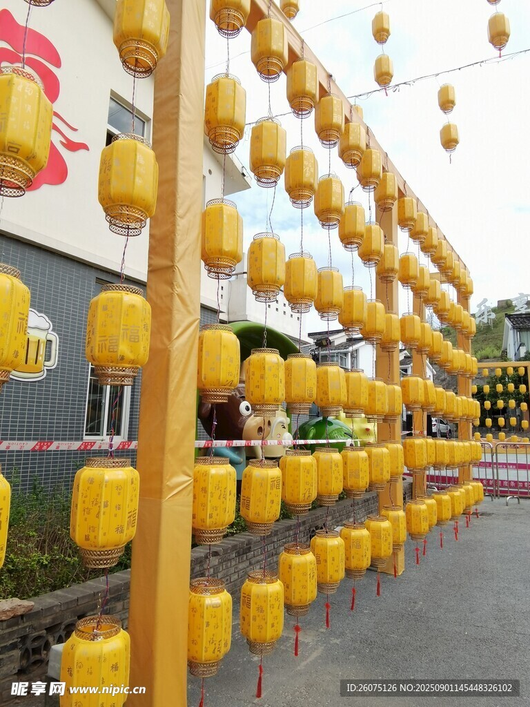 街道上的黄色灯笼架与灯笼装饰