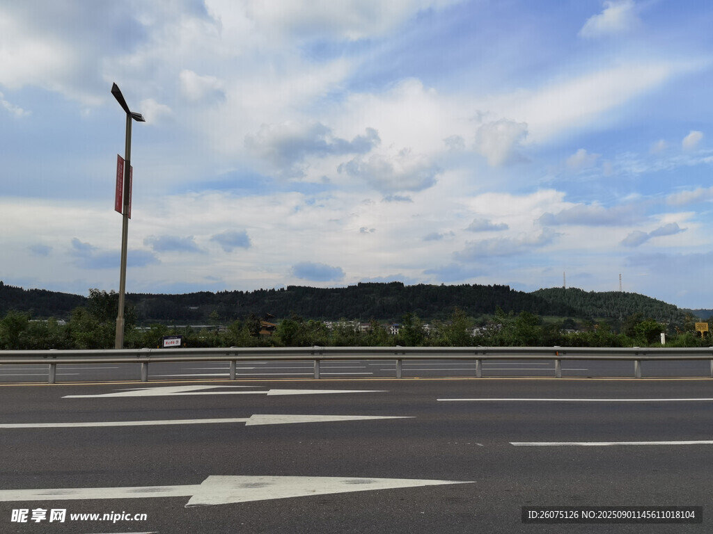 空旷道路与远方风景