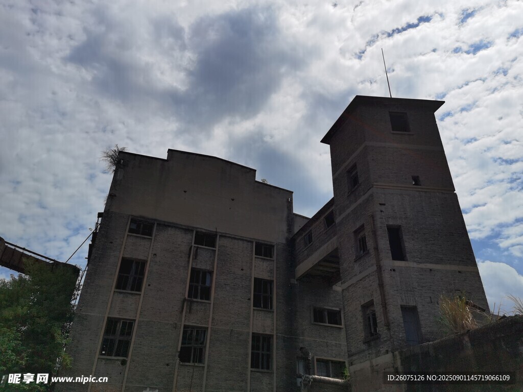 废弃旧楼尽显岁月沧桑