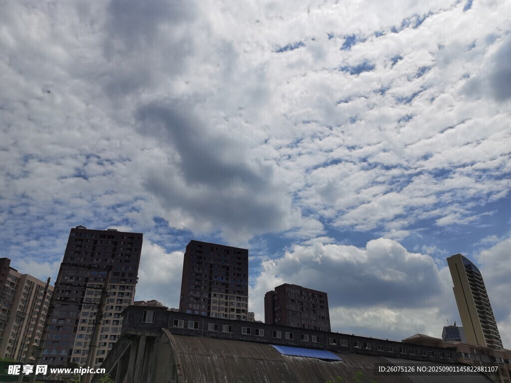 城市老旧建筑与上空的多云景象