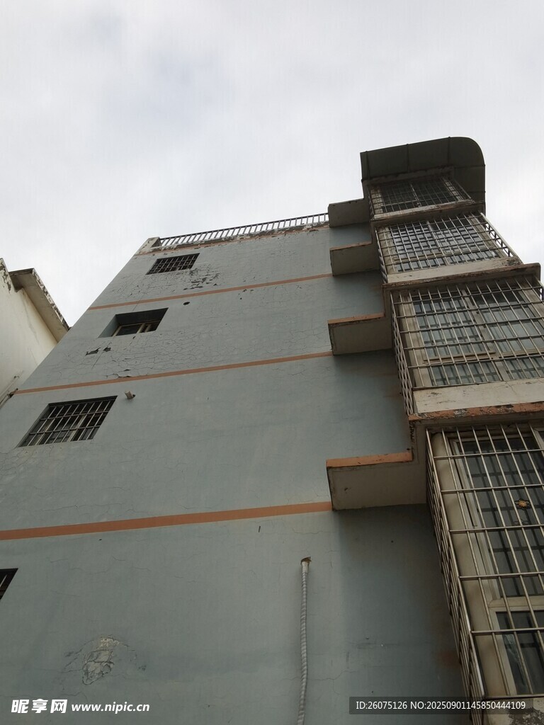仰拍灰色多层建筑外观