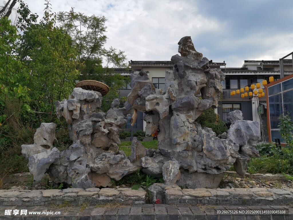 中式园林假山景观