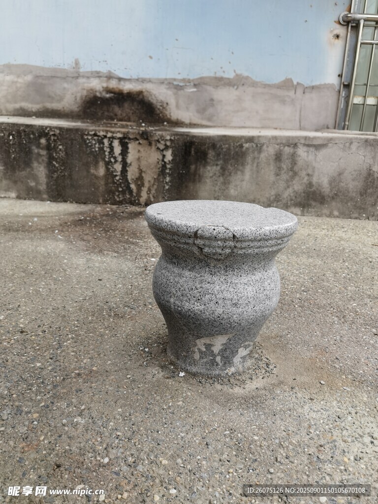 古老石凳置于户外地面