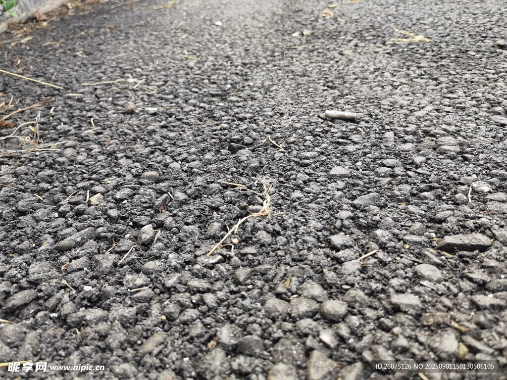 铺满碎石的粗糙路面
