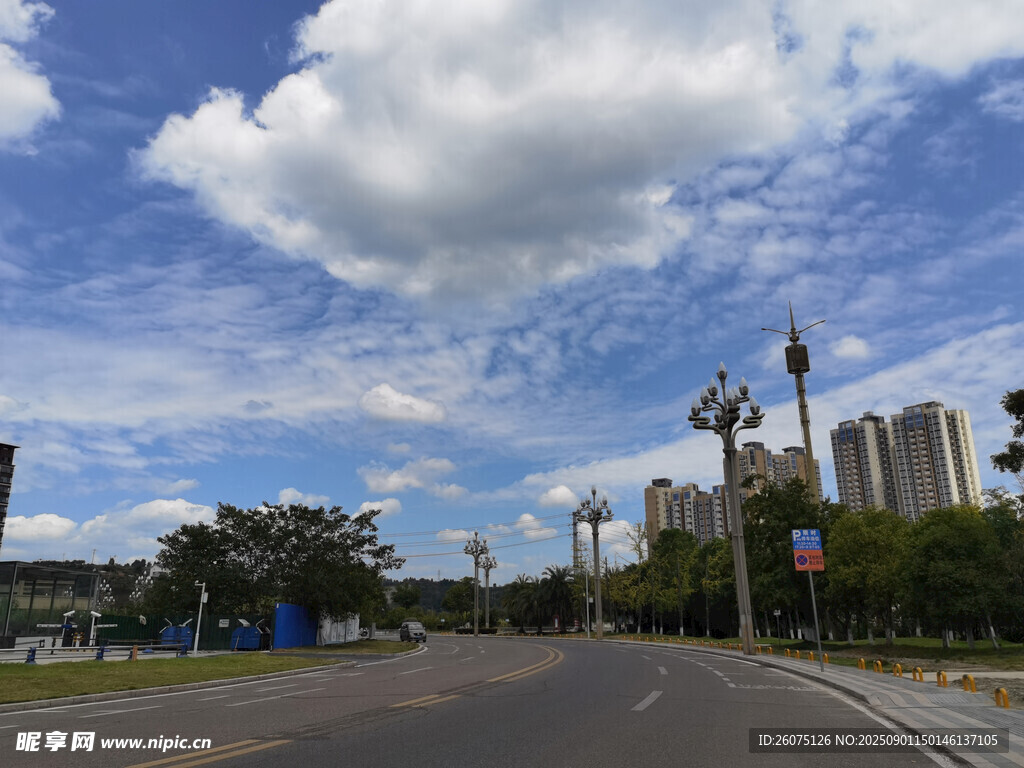 城市道路边的蓝天白云景观