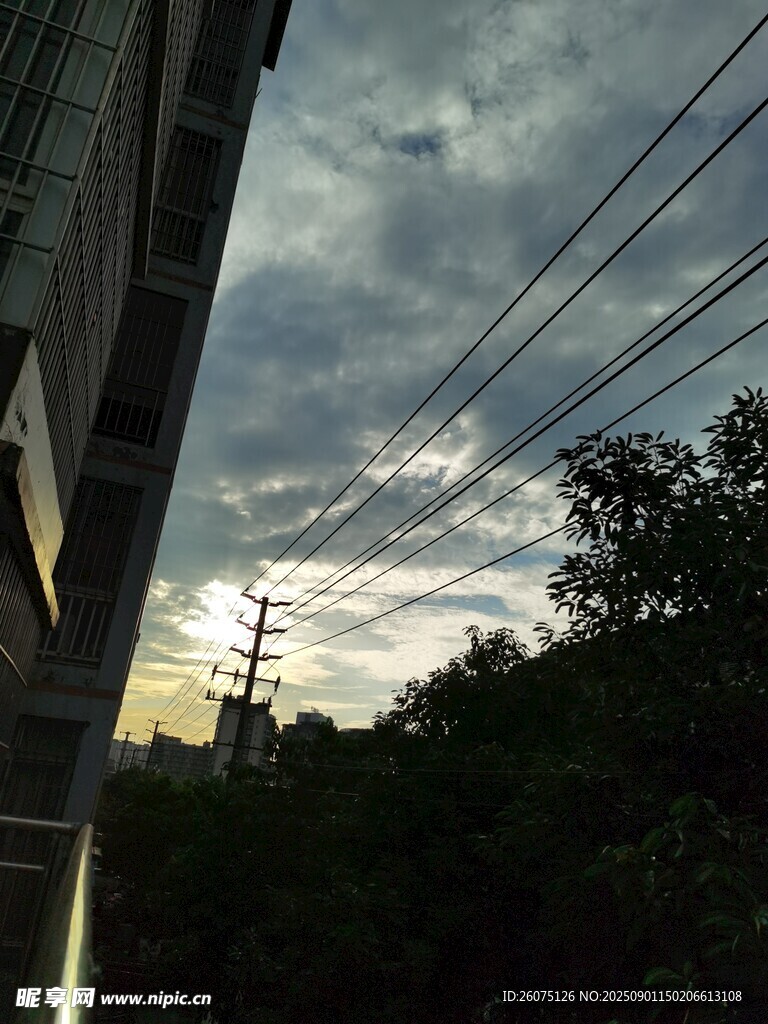 城市黄昏时电线与天空景象