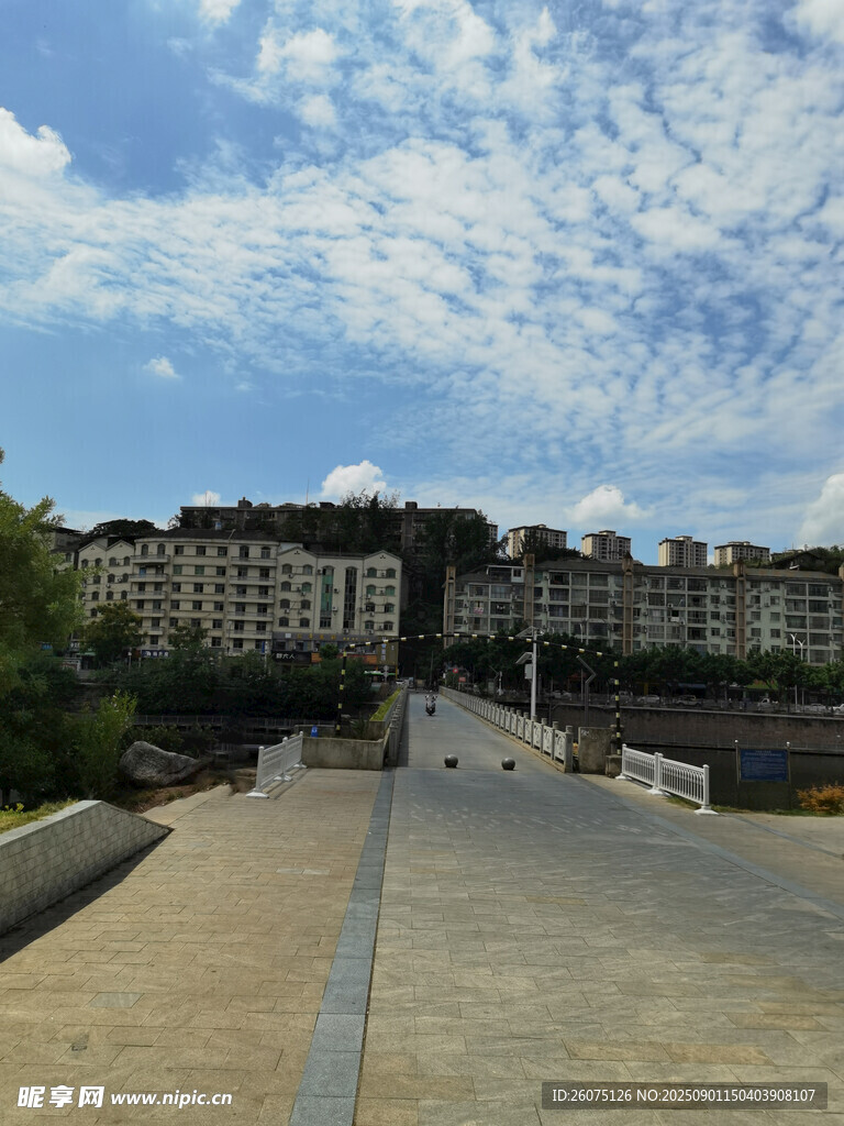 城市开阔道路与远处桥梁