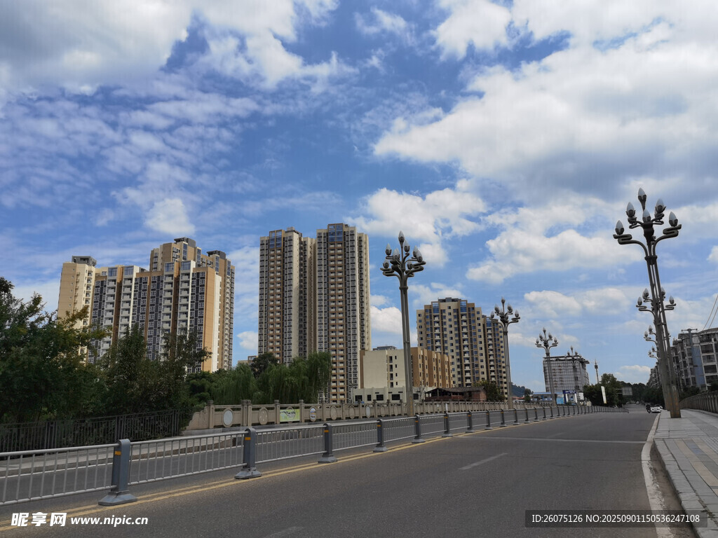 城市道路旁的高楼与蓝天