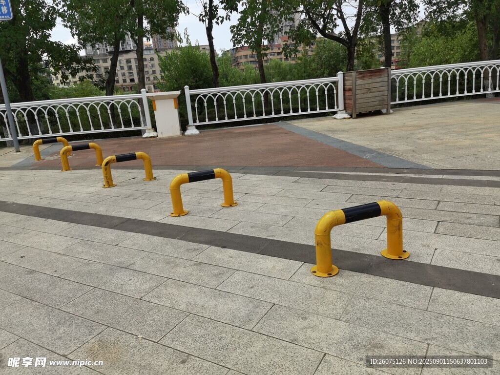 户外道路上的黄色阻车器