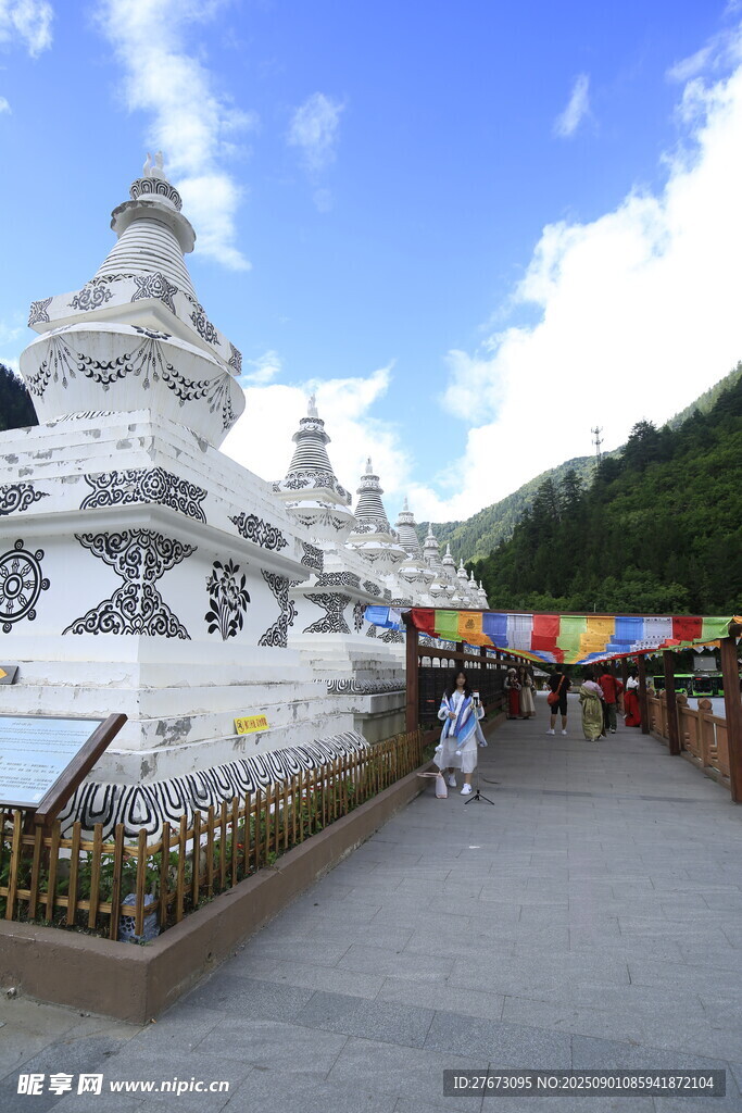 藏区白塔景观
