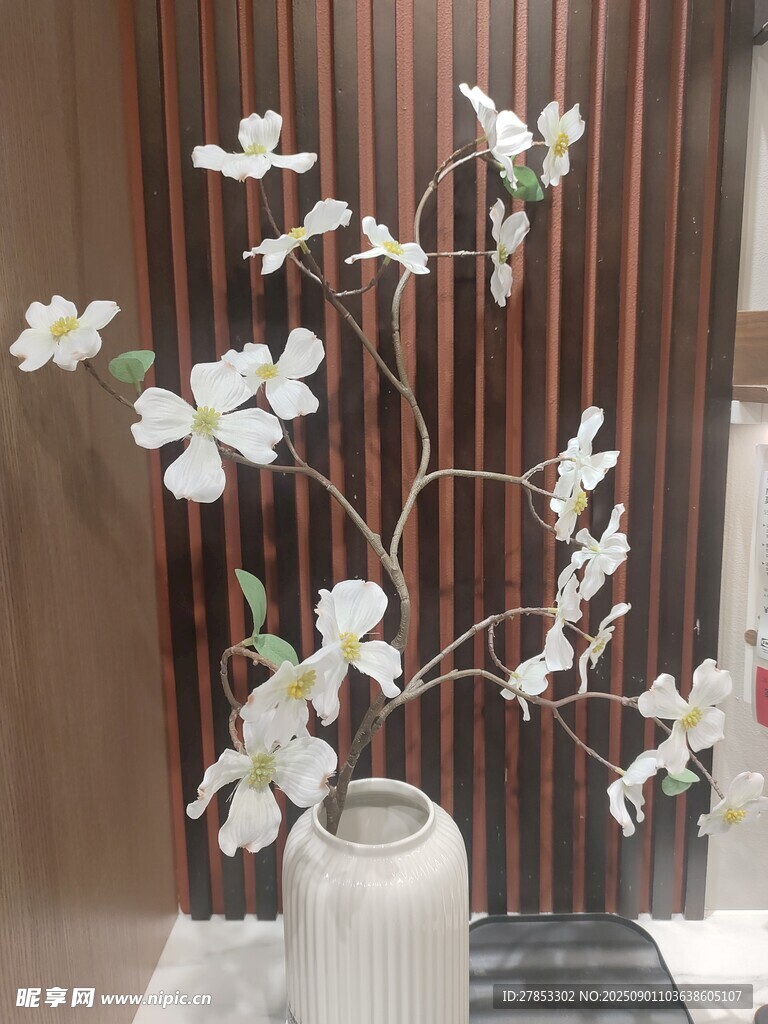 中式花瓶插放素雅玉兰花