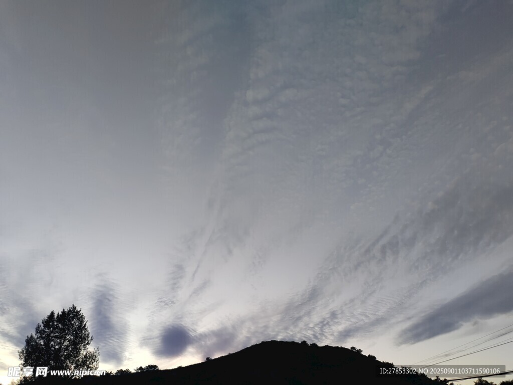 日落时分的云与远山