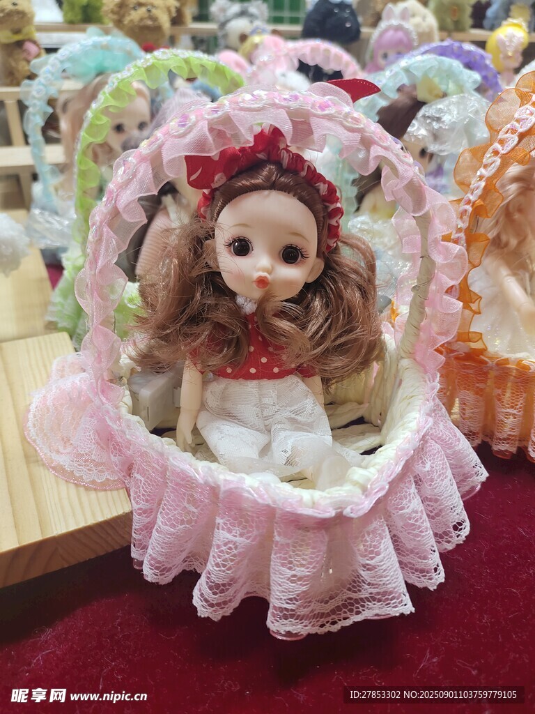 粉色摇篮中的精致洋娃娃