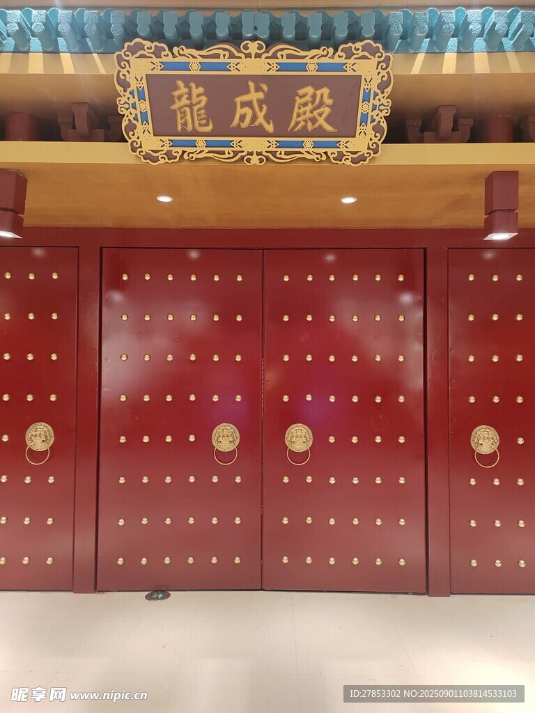 中式红漆大门