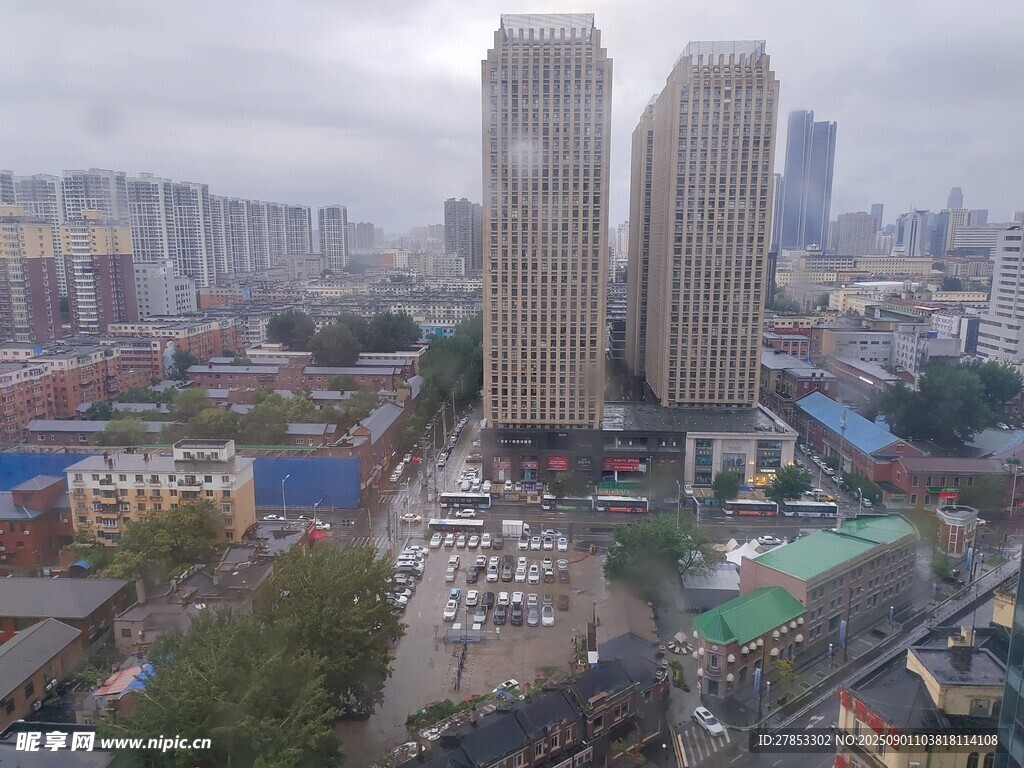 城市高楼与周边建筑景观