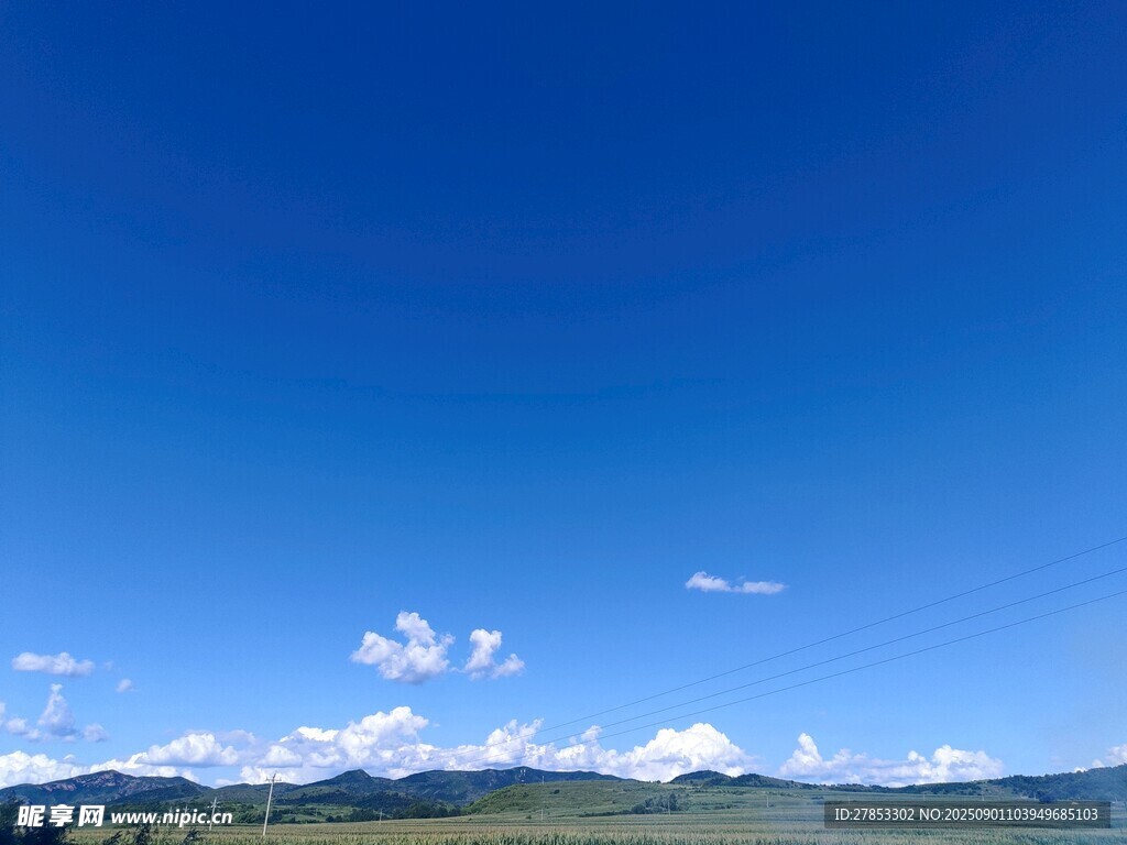 蓝天远山风景图