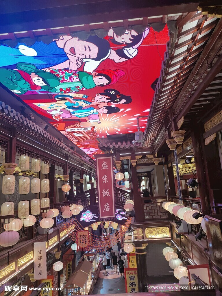 古风餐厅内的多彩天花板