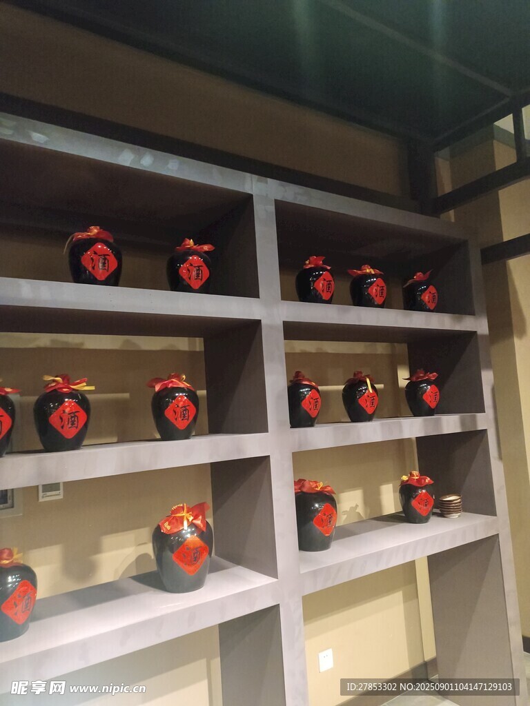 中式茶具整齐陈列架上