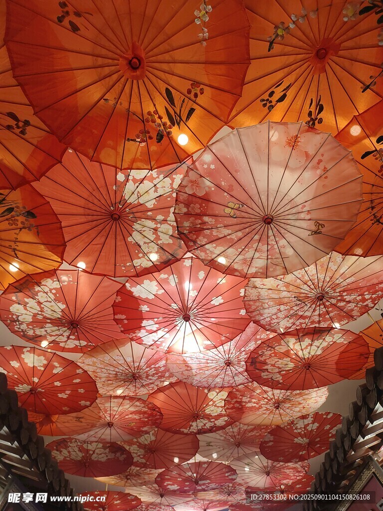 中式纸伞装饰的梦幻场景