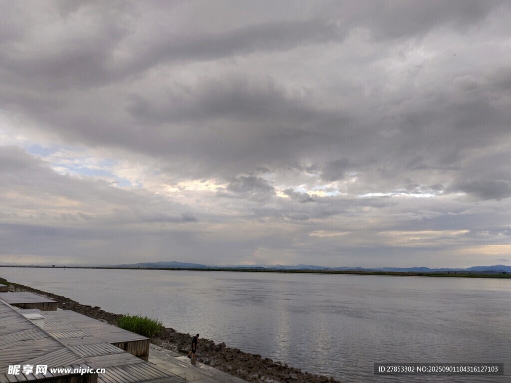 湖畔阴云密布的宁静景致