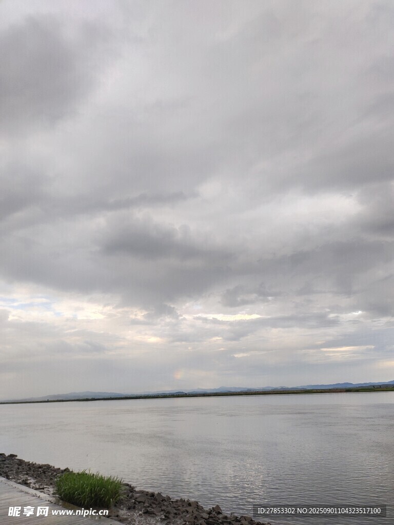 阴云下的平静湖面