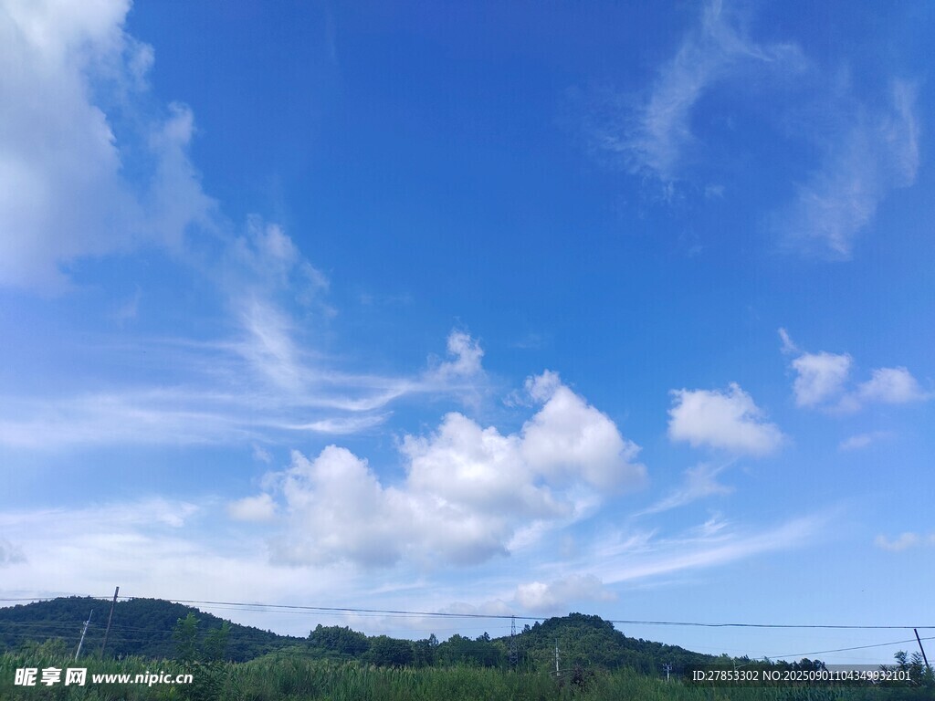 蓝天白云下的青山美景