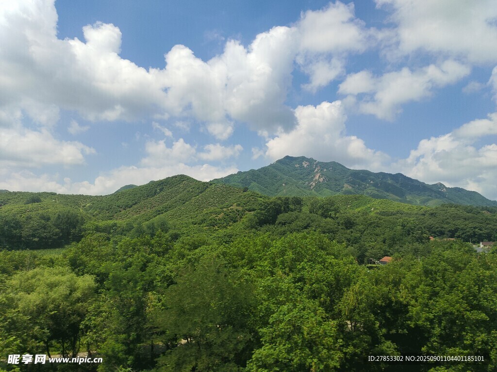 青山绿树间的蓝天白云