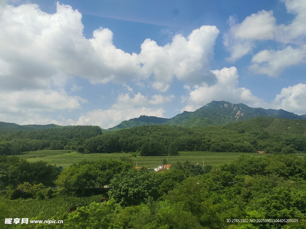 青山绿野间的蓝天白云