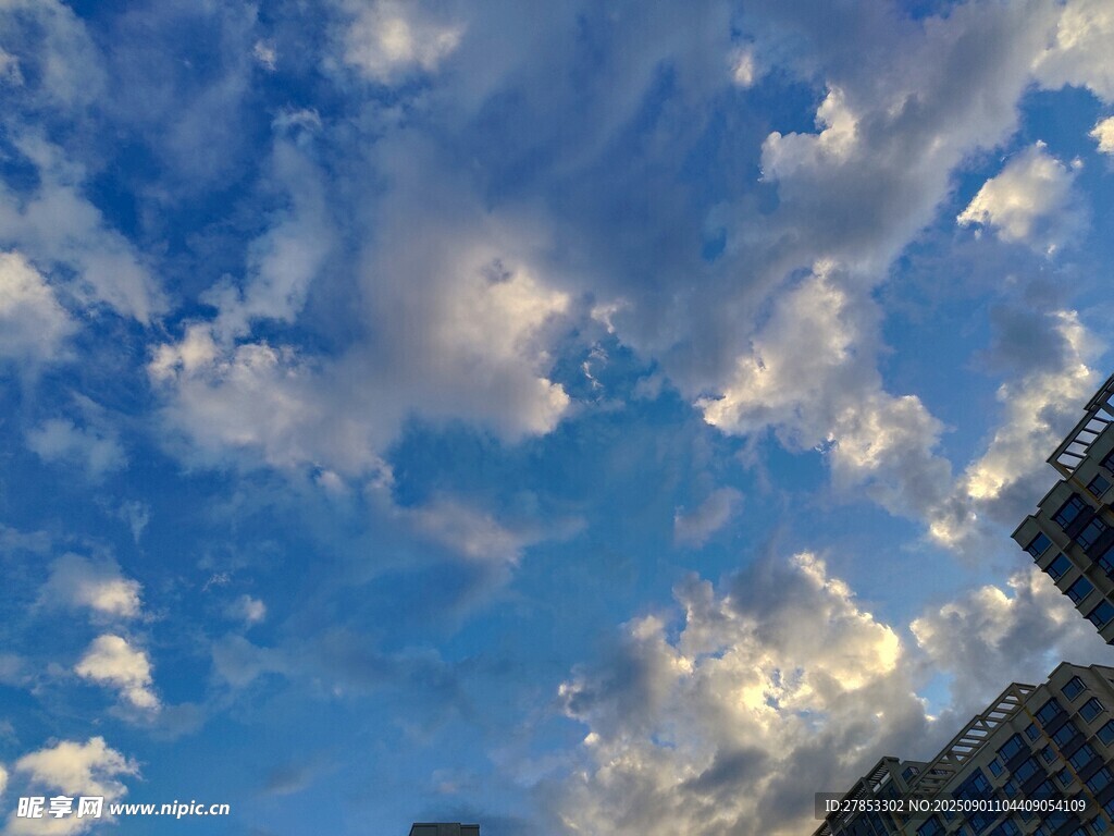 蓝天飘白云下的城市一角