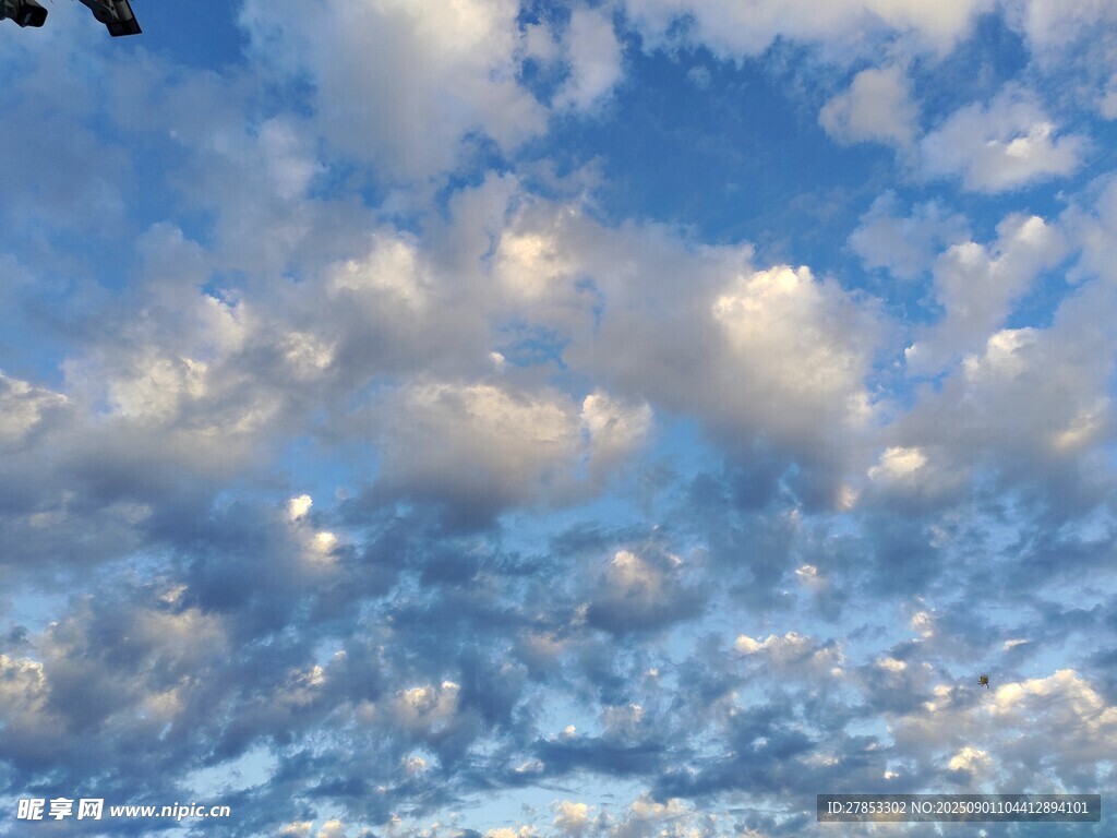 蓝天飘絮状白云美景